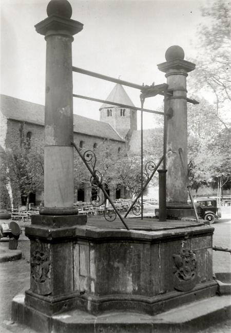 Brunnen im Hof des ehemaligen Klosters in Schiffenberg, um 1900
