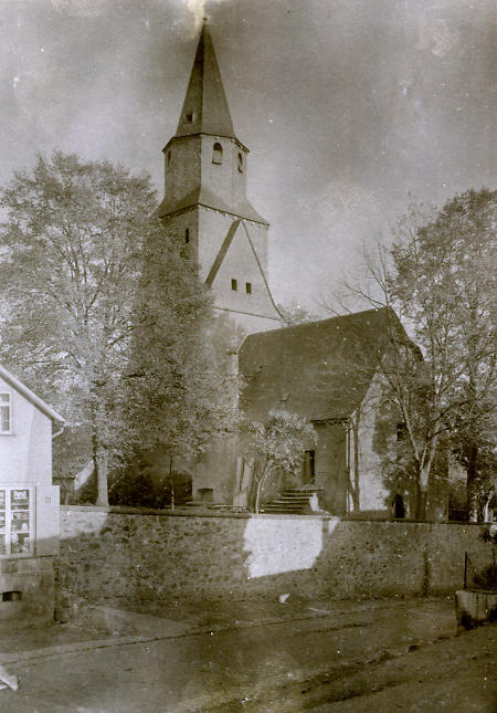 Kirche in Heuchelheim, um 1900
