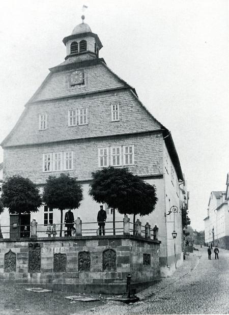 Homberger Wachtmeister vor dem Rathaus, um 1888-1889