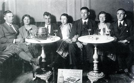 Cafégesellschaft in Homberg, Mai 1925