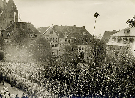 Teilnehmer des Gottesdienstes bei der Feier zum 1. Mai auf dem Gelnhäuser Obermarkt, 1933