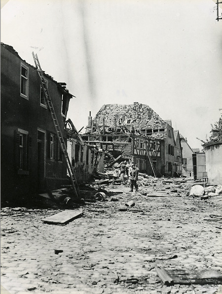 Bei einem Flugzeugabsturz zerstörte Häuser in Gelnhausen, 1939
