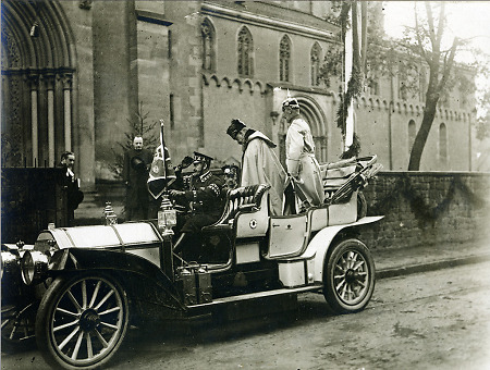 Kaiser Wilhelm II. beim Aussteigen aus dem Auto an der Gelnhäuser Marienkirche, 1906