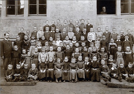 Schülerinnen und Schüler der Volksschule in Gelnhausen, um 1900
