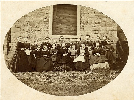 Schülerinnen der Nähschule der Frau Kreiter in Gelnhausen mit ihrer Lehrerin, um 1890