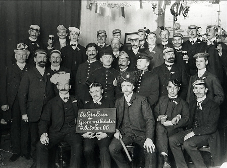 Die sog. Gummibrüder aus Gelnhausen beim Eisbein-Essen, 1906