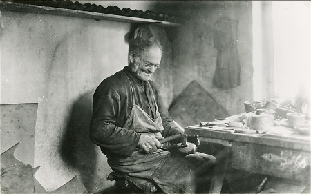 Schuhmachermeister aus Altenhaßlau in seiner Werkstatt, 1919