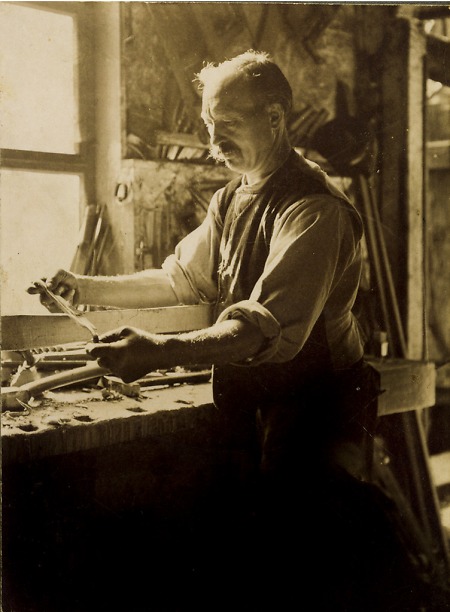 Wagnermeister aus Gelnhausen in seiner Werkstatt, um 1930