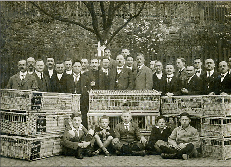 Die Mitglieder des Brieftauben-Clubs Gelnhausen mit Taubenkäfigen, um 1920