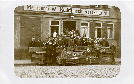 Der Brieftaubenverein Gelnhausen vor dem Vereinslokal im Ziegelhaus, um 1925