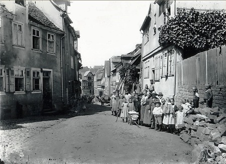 Blick in die Obere Haitzer Gasse in Gelnhausen, um 1900