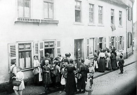 Personen beim Schlangestehen vor einem Brotladen in Gelnhausen, 1914-1918