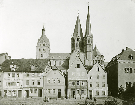 Die Nordseite des Untermarktes in Gelnhausen mit der Marienkirche, um 1890
