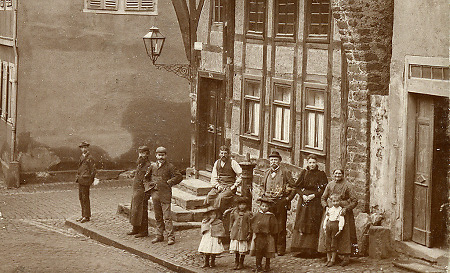 Personengruppe vor einem Haus in der Kuhgasse in Gelnhausen, um 1885
