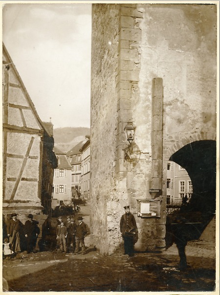 Personen beim Ziegelturm in Gelnhausen, 1897