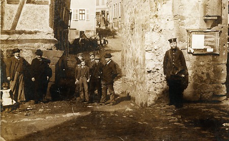 Personengruppe beim Ziegelturm in Gelnhausen, 1897 (Ausschnitt)