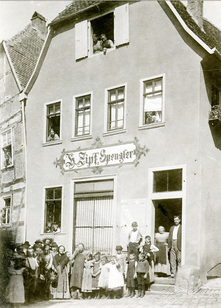 Personengruppe vor einem Haus in der Röthergasse in Gelnhausen, um 1900
