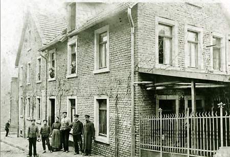 Schlossermeister aus Gelnhausen mit Familie vor ihrem Haus, 1910