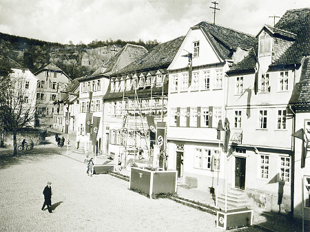 Der für die Maifeier geschmückte Obermarkt in Gelnhausen, 1940-1941