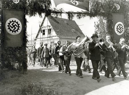 Blaskapelle zur Einweihung der Siedlung im Weiherfeld in Gelnhausen, 1938-1940