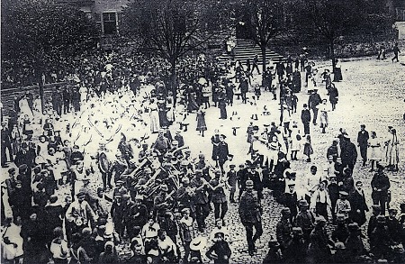 Ausrückende Soldaten in Gelnhausen, 1. August 1914