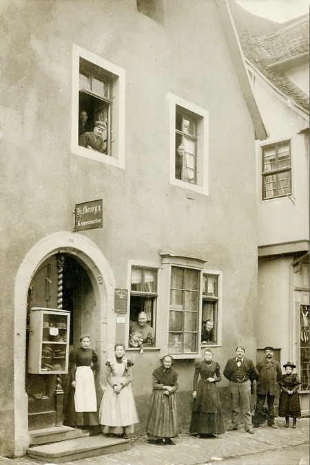 Personen vor der „Mehlwaage“ in der Langgasse in Gelnhausen, um 1905