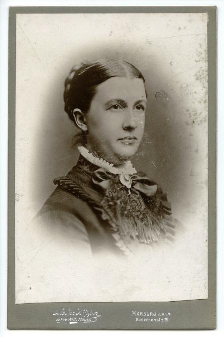 Junge Frau aus Marburg (?), um 1890 (?)