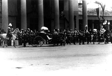Kaiser Wilhelm II. fährt mit der Kutsche vor dem Wiesbadener Kurhaus vor, um 1905