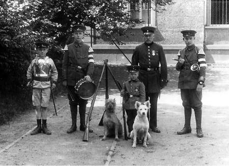Älterer Mann und vier Jungen in Uniform, 1915