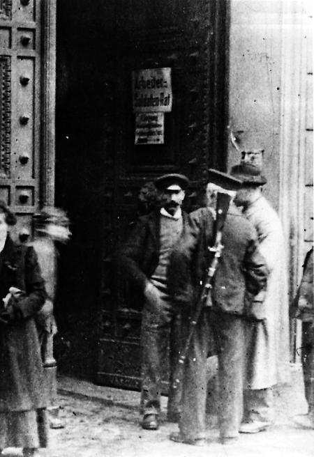Bewaffnete vor dem Eingang zum Wiesbadener Arbeiter- und Soldatenrat, 1918