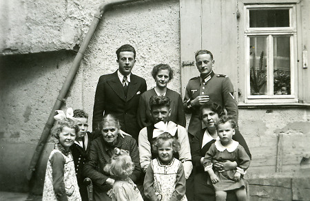 Soldat vermutlich auf Heimaturlaub bei seiner Familie, 1939-1945