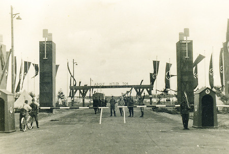 Das Adolf-Hitler-Tor des Reichsarbeitsdienstlagers des Reichsparteitagsgeländes in Nürnberg, 1935