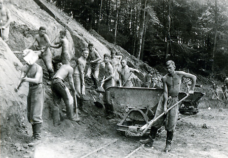 Männer des Reichsarbeitsdienstes bei Erdarbeiten, 1935