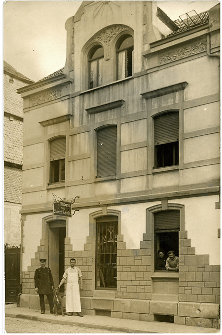 Vor einer Metzgerei in Camberg, vor 1914