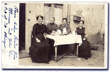 Soldat beim Frühstück mit der Familie, 1914-1918
