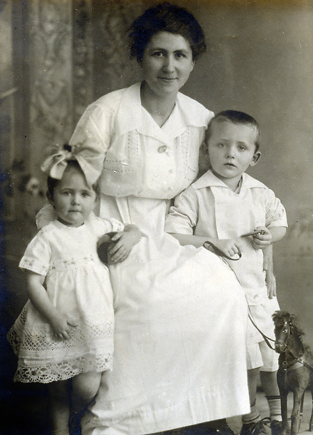 Camberger Mutter mit zwei Kindern, 1920er Jahre