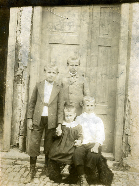 Aufnahme von vier Jungen aus Camberg, um 1900