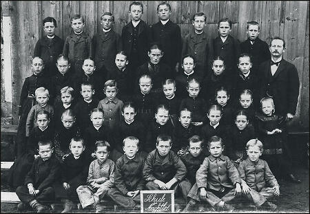 Schülerinnen und Schüler aus Machtlos mit ihrem Lehrer, 1900