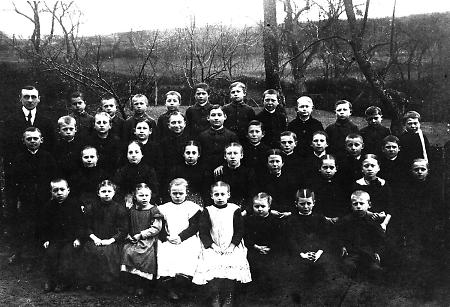 Schülerinnen und Schüler der Volksschule Machtlos mit ihrem Lehrer, 1920