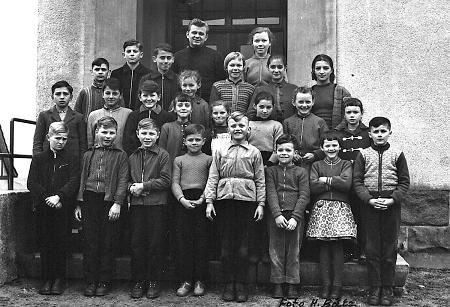 Schülerinnen und Schüler der Volksschule Machtlos mit ihrem Lehrer, 1959