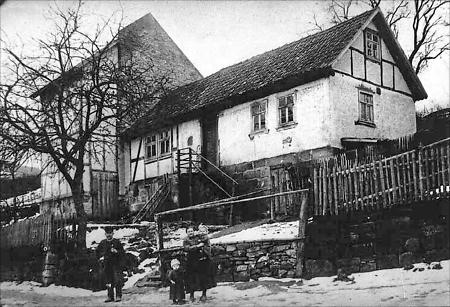 Familie vor ihrem Haus in Machtlos, um 1913