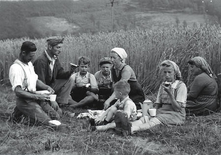 Familie aus Machtlos bei einer Erntepause, vor 1945