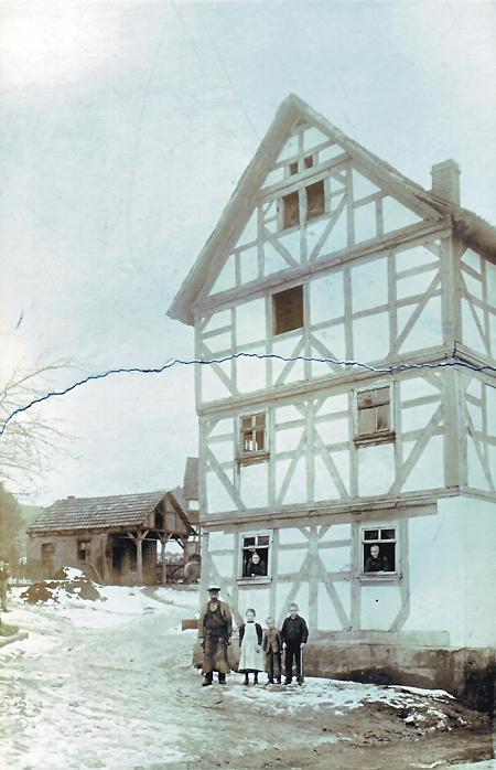 Schmiedefamilie aus Machtlos vor ihrem Haus, 1913