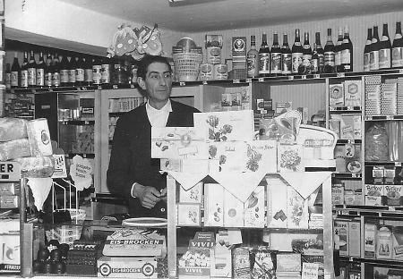Kaufmann in seinem Lebensmittelladen in Machtlos, 1952