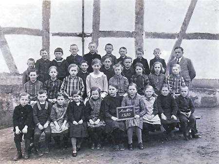 Schülerinnen und Schüler aus Machtlos mit ihrem Lehrer, 1930