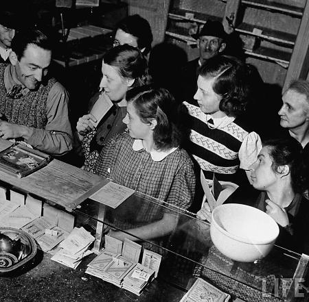 Anstehen zum Lebensmitteleinkauf, 1945