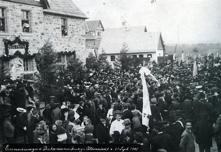 Festgäste bei der Eröffnung des Bahnhofs in Altenstadt, 30. September 1905