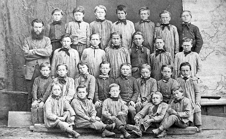 Schulklasse in Wollmar mit Lehrer, um 1885