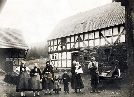 Drei Generationen einer Familie aus Amelose auf ihrem Hof, um 1900