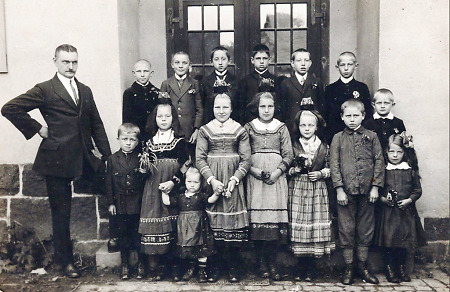 Schüler der Schule in Bellnhausen mit ihrem Lehrer, um 1900